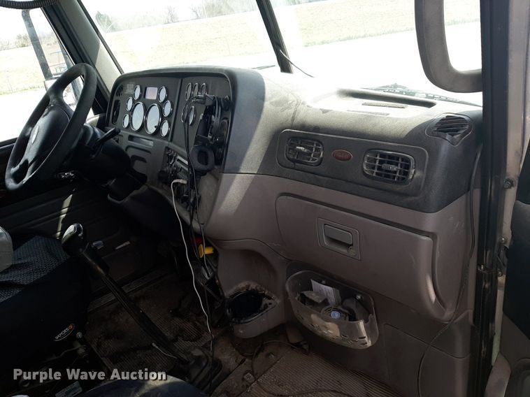 image for item DP2716 2013 Peterbilt 386 semi truck