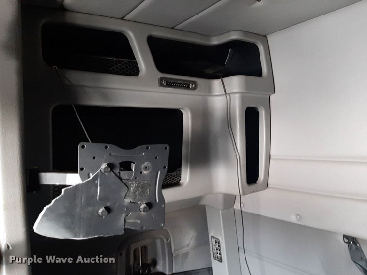 image for item DP2716 2013 Peterbilt 386 semi truck