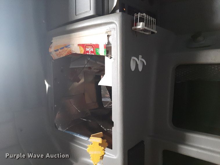 image for item DP2716 2013 Peterbilt 386 semi truck