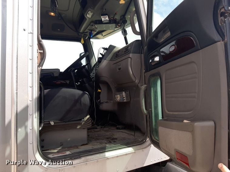 image for item DP2716 2013 Peterbilt 386 semi truck