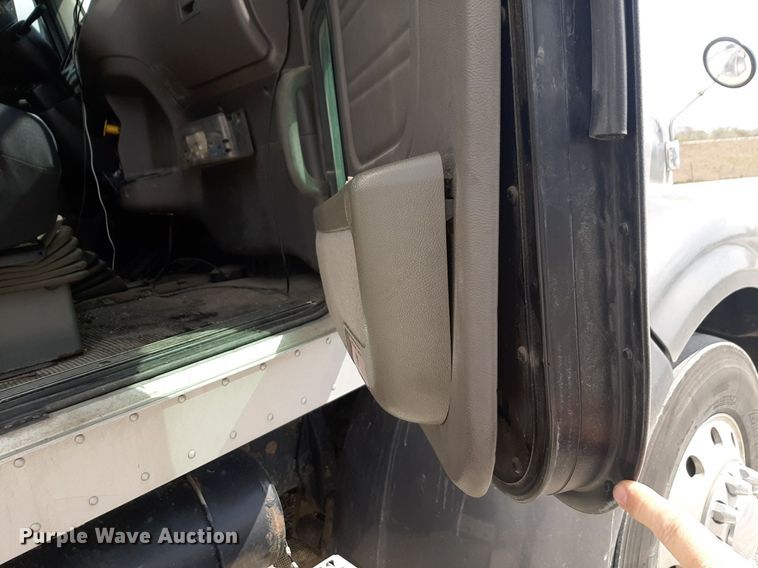 image for item DP2716 2013 Peterbilt 386 semi truck