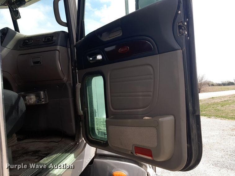 image for item DP2716 2013 Peterbilt 386 semi truck