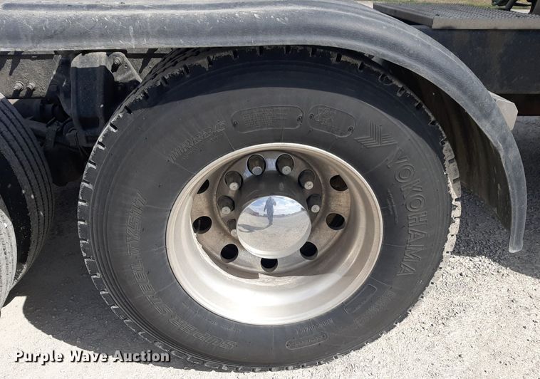 image for item DP2716 2013 Peterbilt 386 semi truck