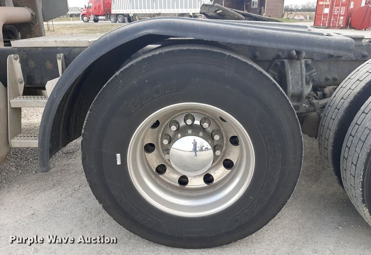 image for item DP2716 2013 Peterbilt 386 semi truck