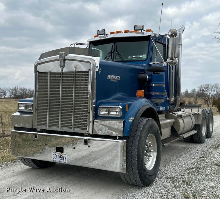 image for item DQ6359 1985 Kenworth  W900 semi truck