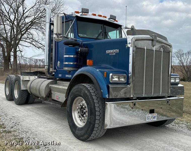 image for item DQ6359 1985 Kenworth  W900 semi truck