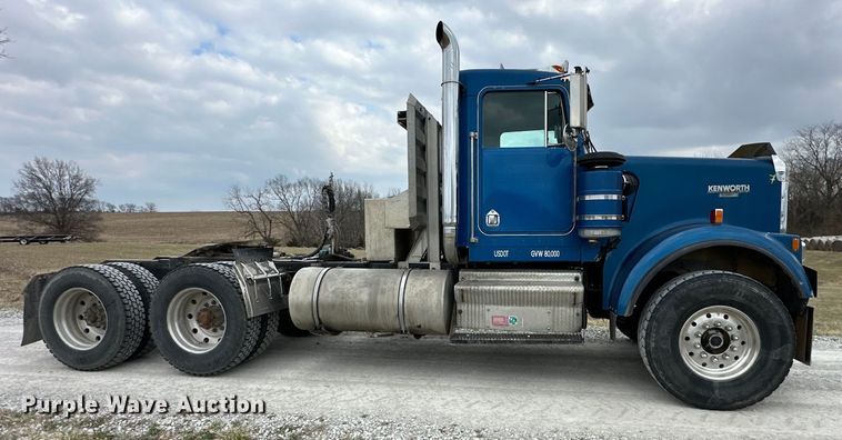 image for item DQ6359 1985 Kenworth  W900 semi truck