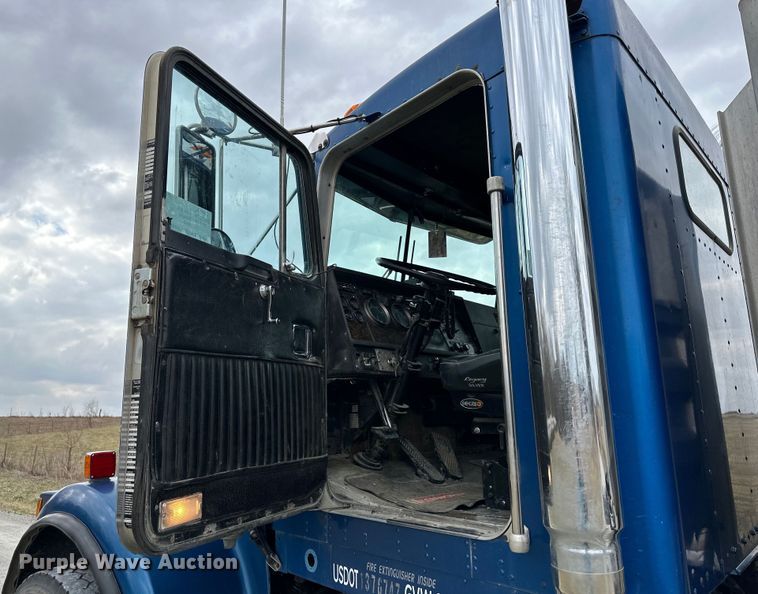 image for item DQ6359 1985 Kenworth  W900 semi truck