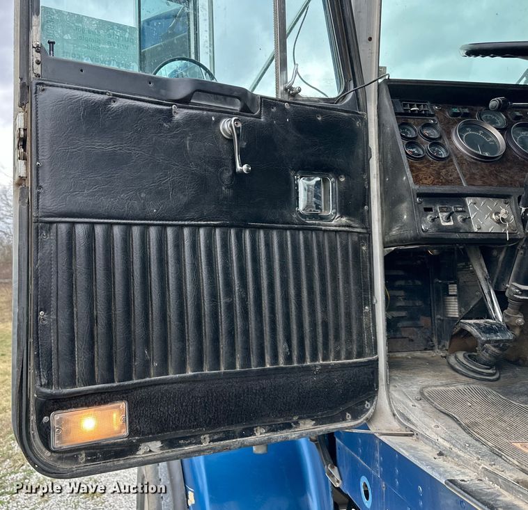 image for item DQ6359 1985 Kenworth  W900 semi truck