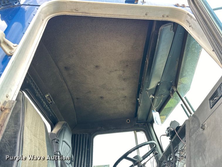 image for item DQ6359 1985 Kenworth  W900 semi truck