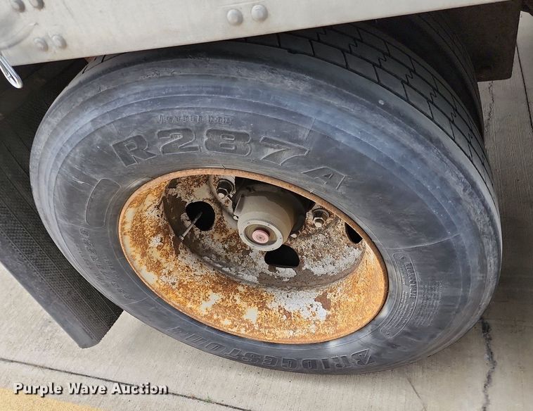 image for item DR7878 2000 Fruehauf dry van trailer