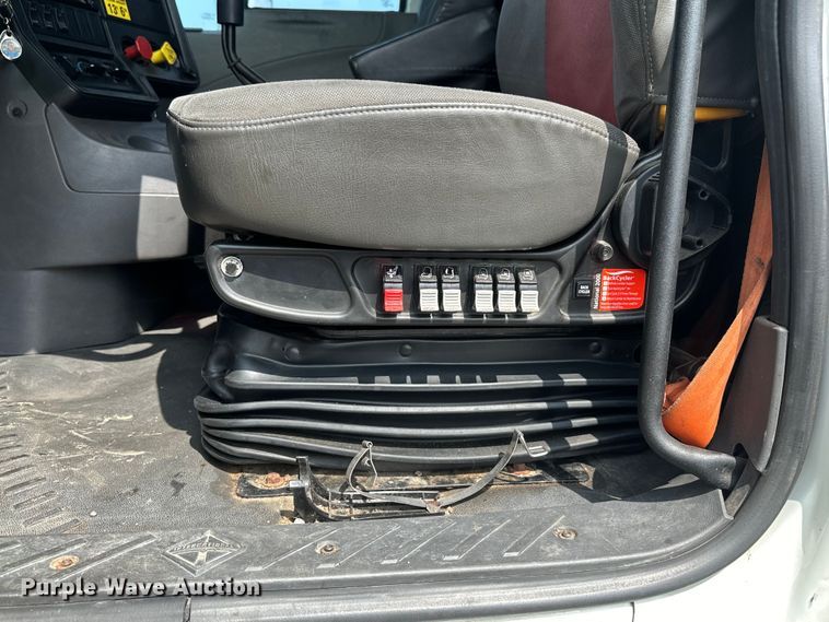 image for item DS2908 2016 International Prostar semi truck