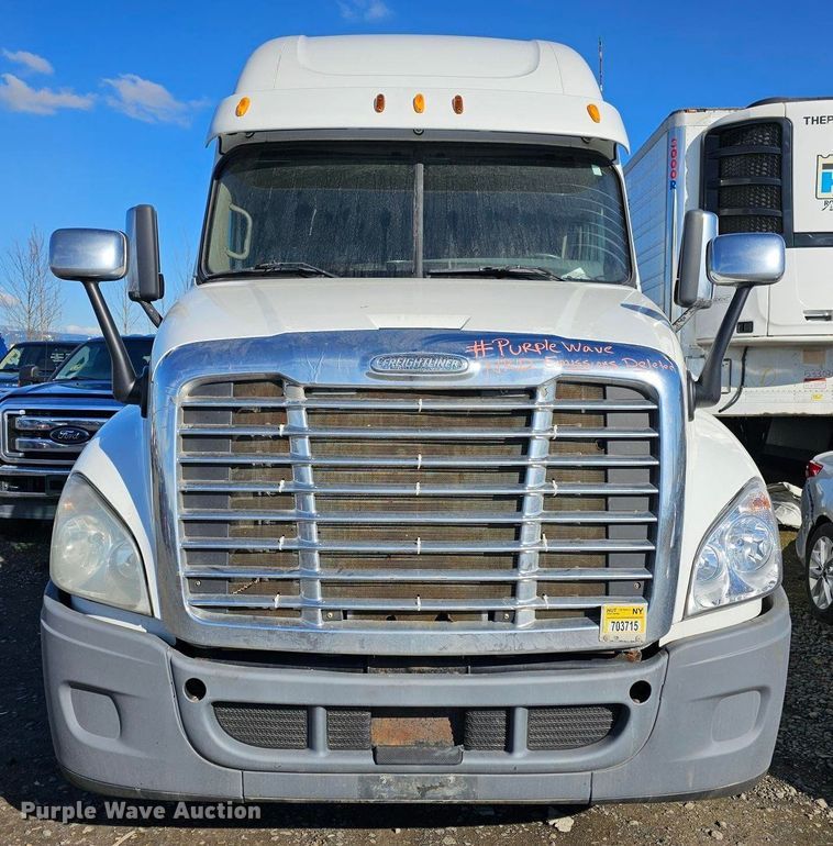 image for item DU2500 2013 Freightliner  Cascadia semi truck