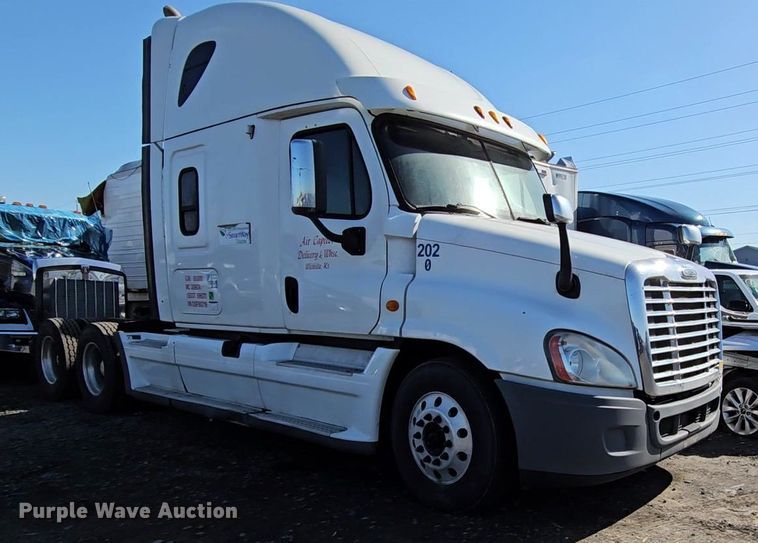 image for item DU2500 2013 Freightliner  Cascadia semi truck