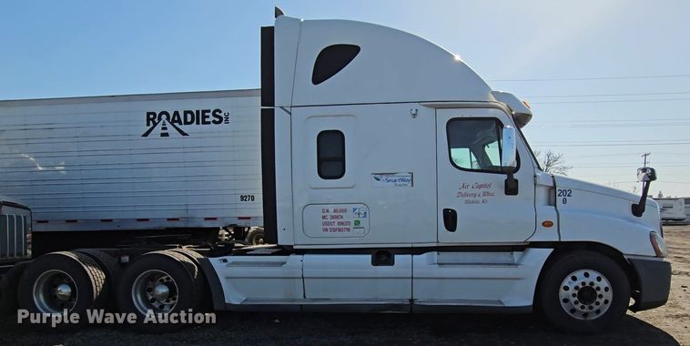 image for item DU2500 2013 Freightliner  Cascadia semi truck