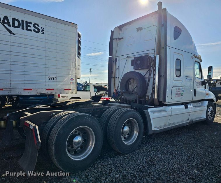 image for item DU2500 2013 Freightliner  Cascadia semi truck