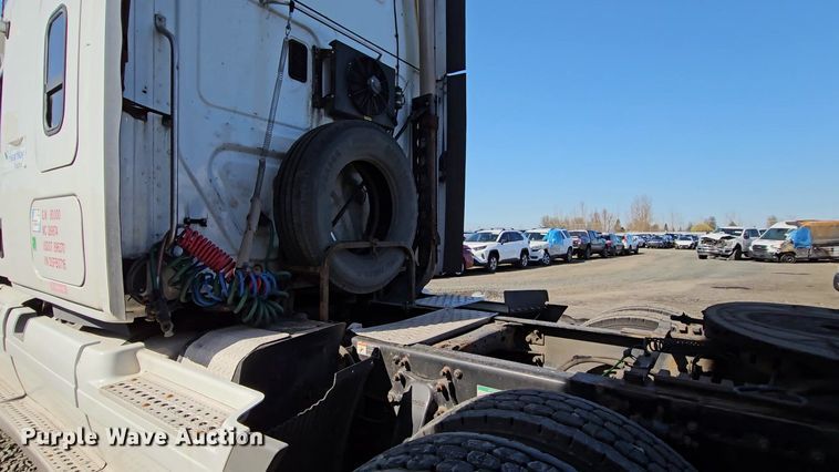 image for item DU2500 2013 Freightliner  Cascadia semi truck