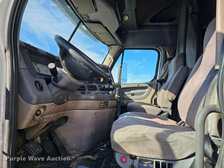 image for item DU2500 2013 Freightliner  Cascadia semi truck