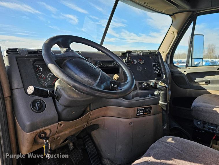 image for item DU2500 2013 Freightliner  Cascadia semi truck