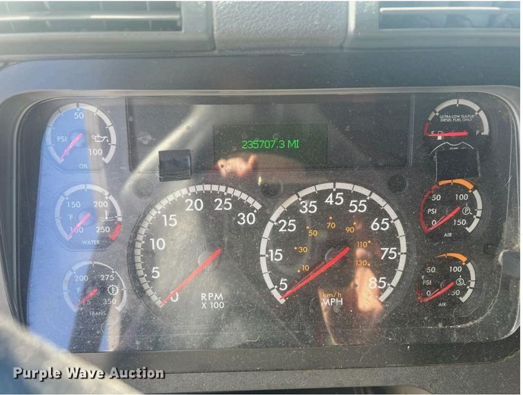 image for item DU2500 2013 Freightliner  Cascadia semi truck