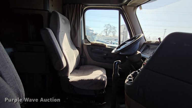 image for item DU2500 2013 Freightliner  Cascadia semi truck