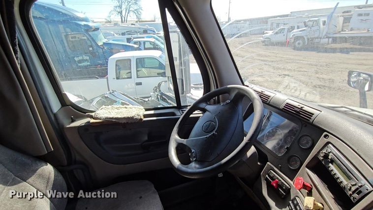 image for item DU2500 2013 Freightliner  Cascadia semi truck