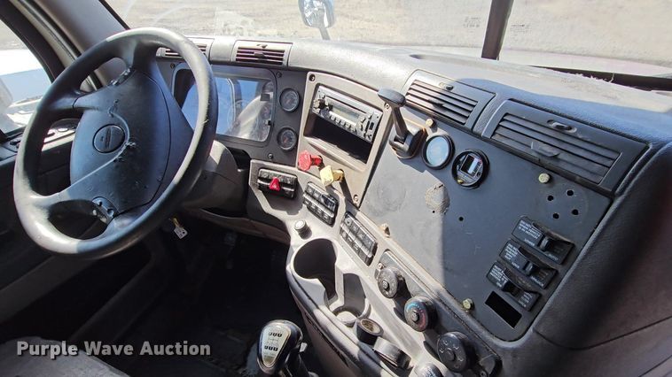 image for item DU2500 2013 Freightliner  Cascadia semi truck