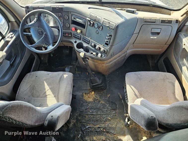 image for item DU2500 2013 Freightliner  Cascadia semi truck