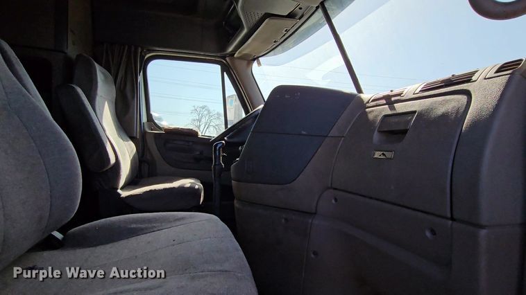 image for item DU2500 2013 Freightliner  Cascadia semi truck