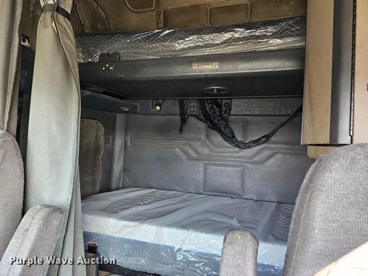 image for item DU2500 2013 Freightliner  Cascadia semi truck