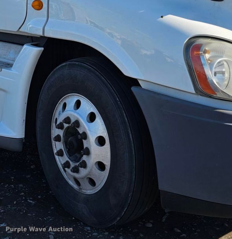 image for item DU2500 2013 Freightliner  Cascadia semi truck