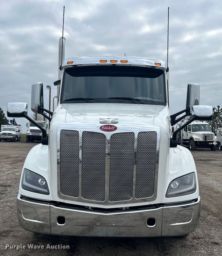 image for item EG1268 2019 Peterbilt  579 semi truck