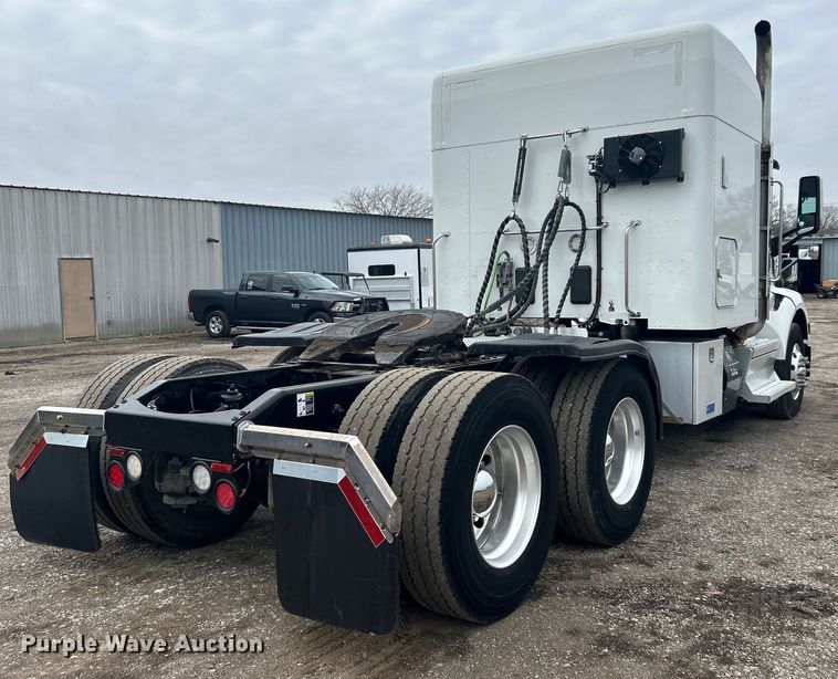 image for item EG1268 2019 Peterbilt  579 semi truck