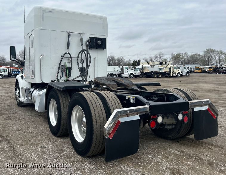image for item EG1268 2019 Peterbilt  579 semi truck
