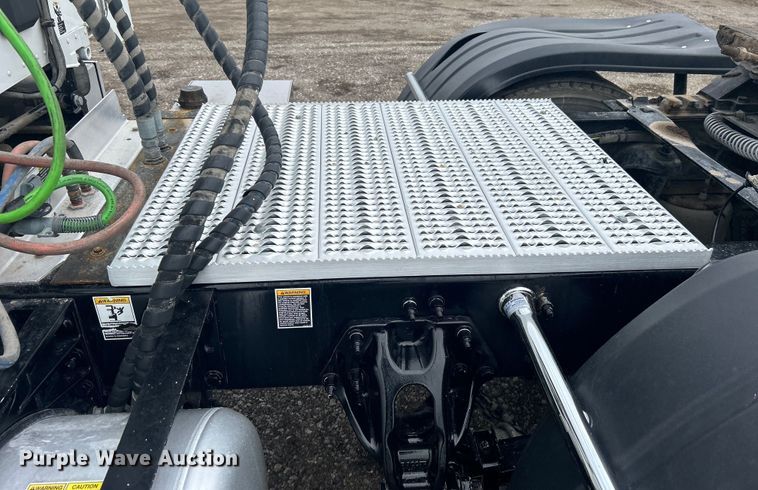 image for item EG1268 2019 Peterbilt  579 semi truck