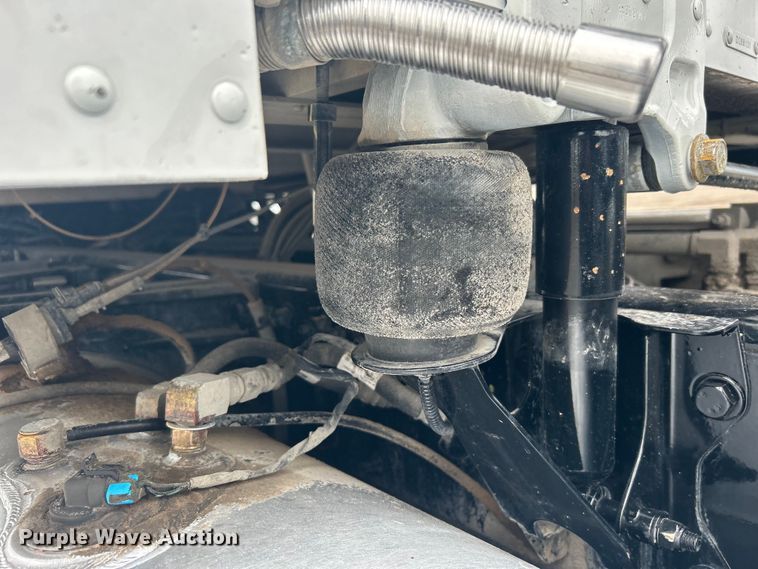 image for item EG1268 2019 Peterbilt  579 semi truck