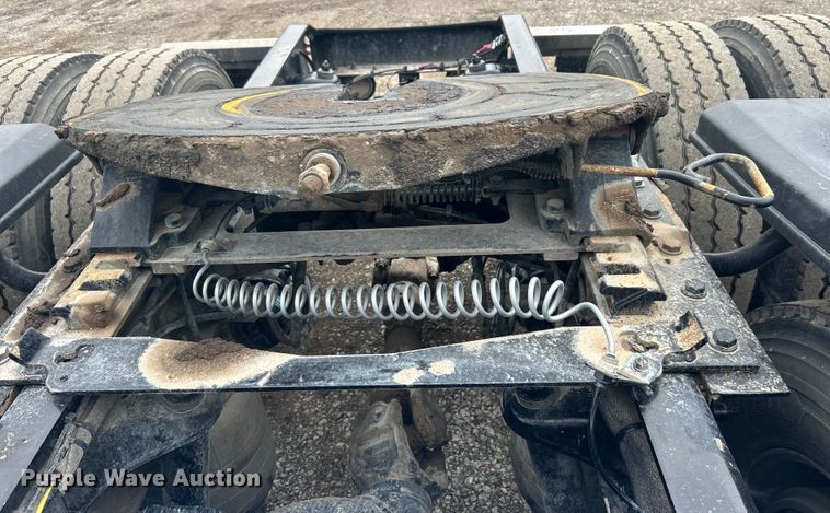 image for item EG1268 2019 Peterbilt  579 semi truck