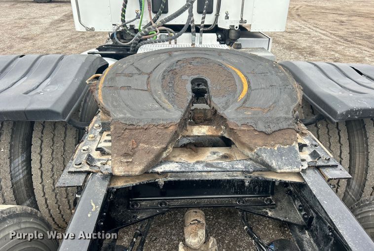 image for item EG1268 2019 Peterbilt  579 semi truck