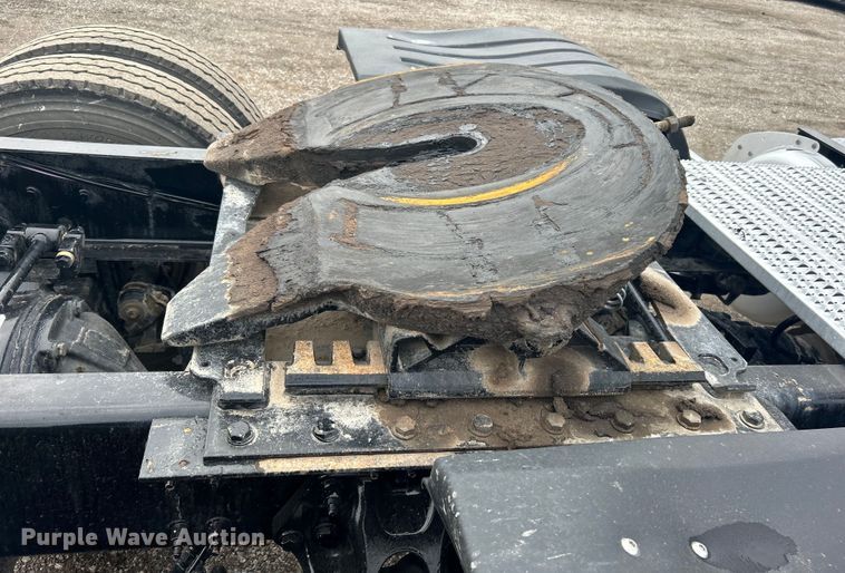 image for item EG1268 2019 Peterbilt  579 semi truck