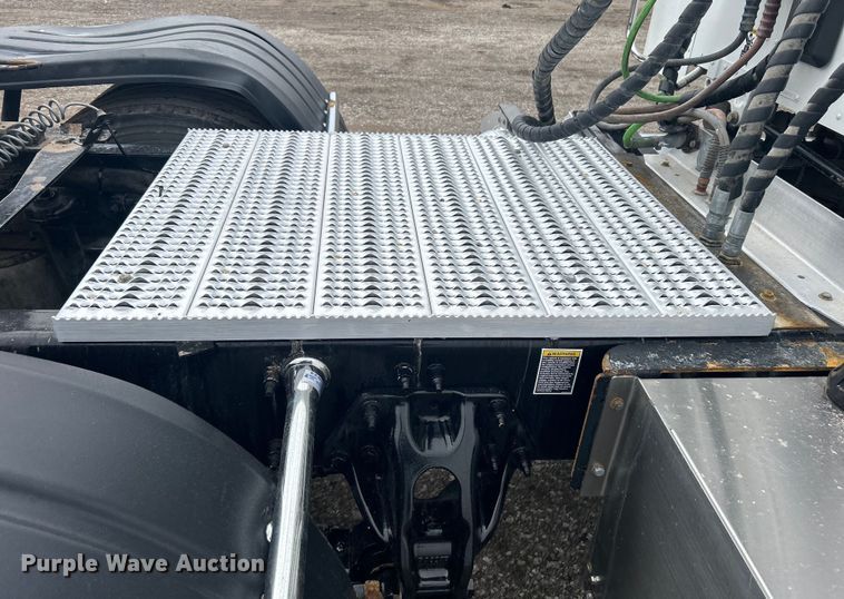 image for item EG1268 2019 Peterbilt  579 semi truck