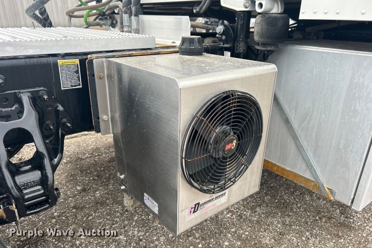 image for item EG1268 2019 Peterbilt  579 semi truck