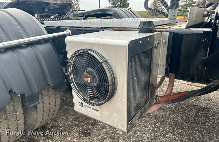 image for item EG1268 2019 Peterbilt  579 semi truck