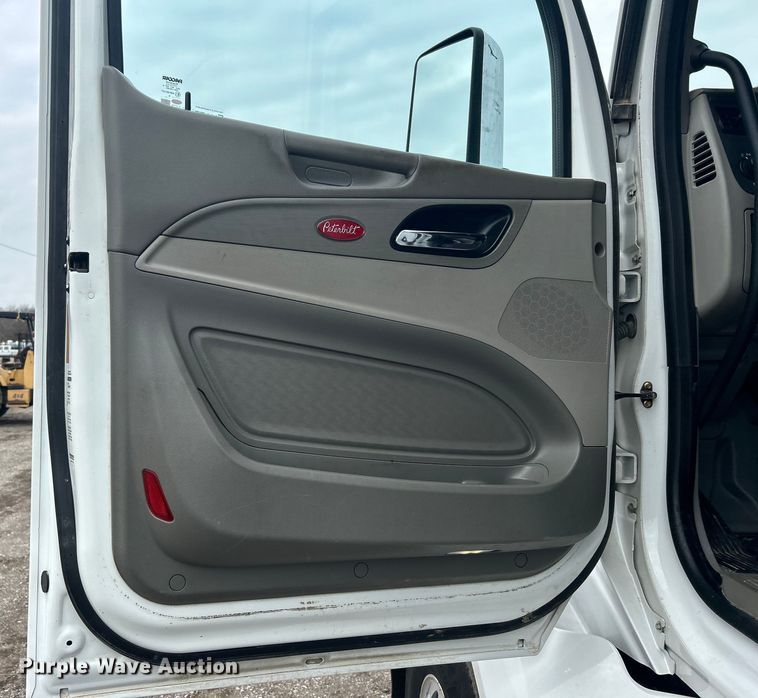 image for item EG1268 2019 Peterbilt  579 semi truck