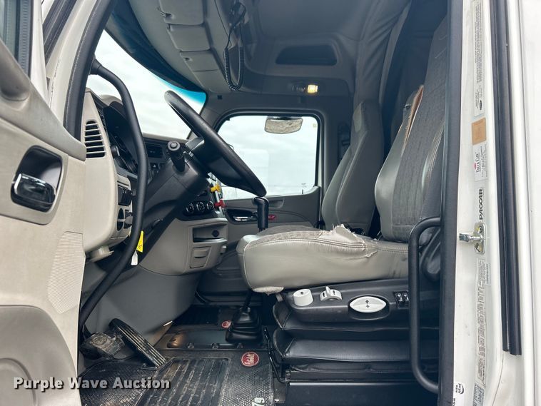 image for item EG1268 2019 Peterbilt  579 semi truck