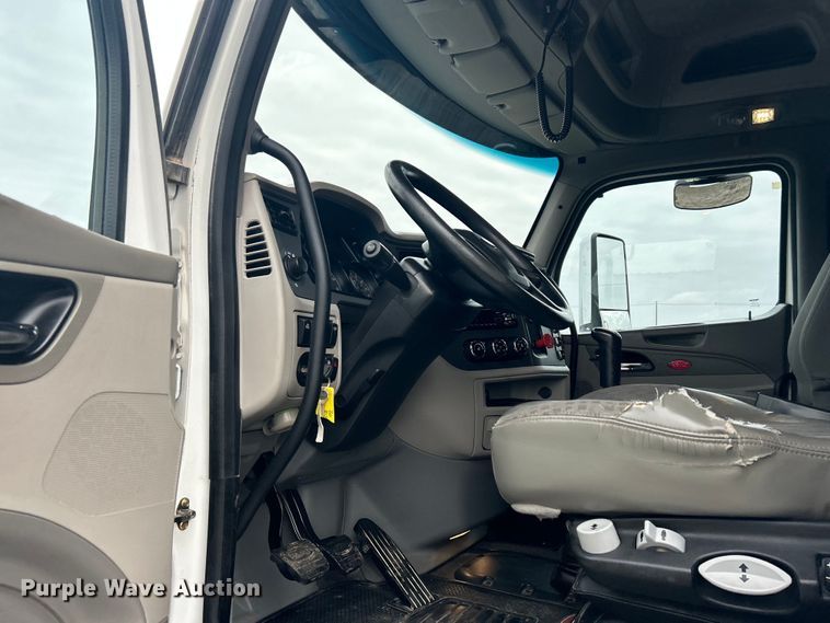 image for item EG1268 2019 Peterbilt  579 semi truck