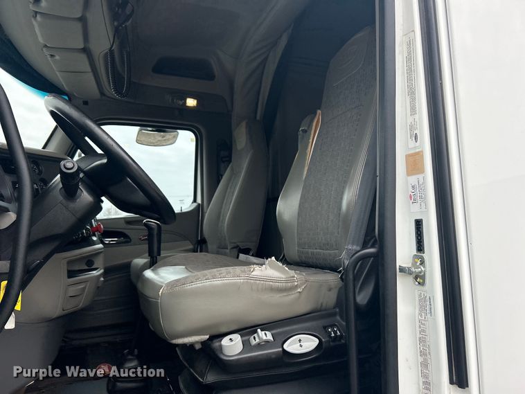 image for item EG1268 2019 Peterbilt  579 semi truck