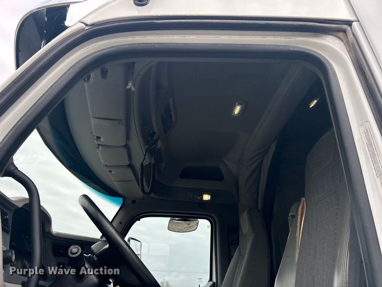 image for item EG1268 2019 Peterbilt  579 semi truck