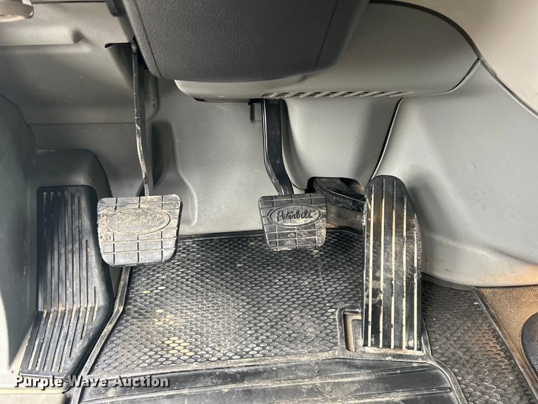 image for item EG1268 2019 Peterbilt  579 semi truck