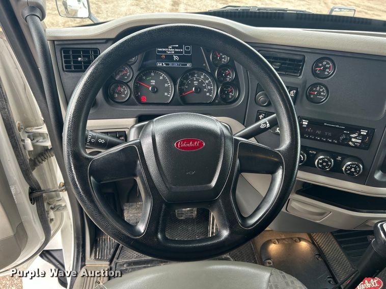 image for item EG1268 2019 Peterbilt  579 semi truck