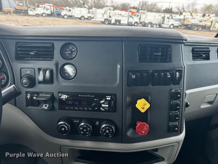 image for item EG1268 2019 Peterbilt  579 semi truck